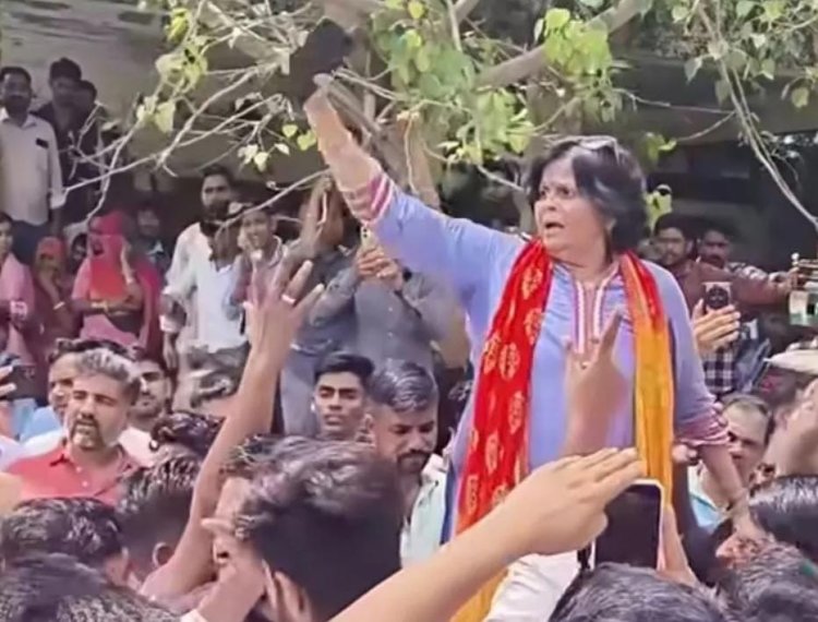 प्रिंसिपल के मुंह पर कालिख पुतवाने के मामले में शिक्षिका समेत 3 कर्मचारी सस्पेंड