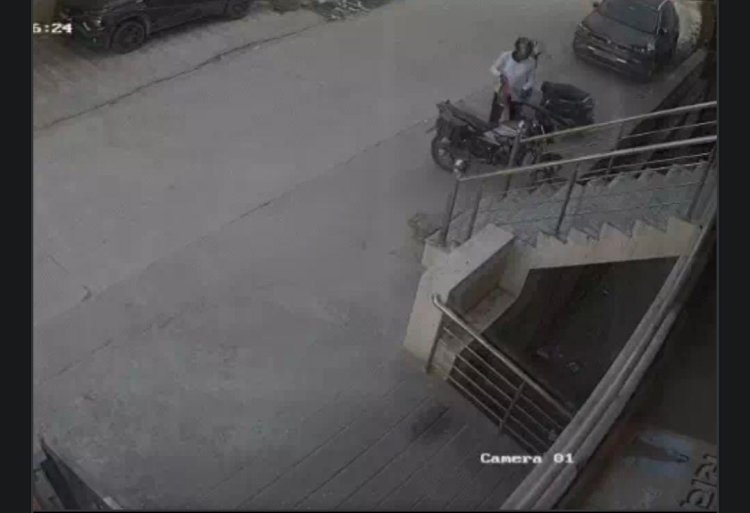 घर के बाहर से दिनदहाड़े बाइक चोरी, चोर एक्टिवा छोड़कर हुआ फरार