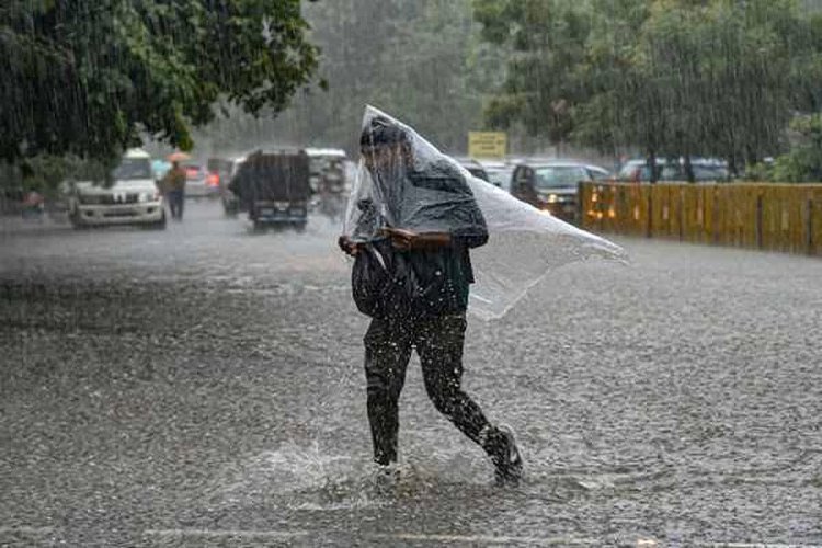 बारिश से बेहाल उत्तर प्रदेश, 32 जिलों में फ्लैश फ्लड का खतरा; स्कूल-कॉलेज बंद, तेज हवाओं की चेतावनी