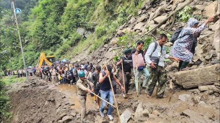 उत्तर भारत में बारिश से हाहाकार, केदारनाथ मार्ग पर लैंडस्लाइड से श्रद्धालु फंसे; यूपी-बिहार में भी बाढ़ का खतरा