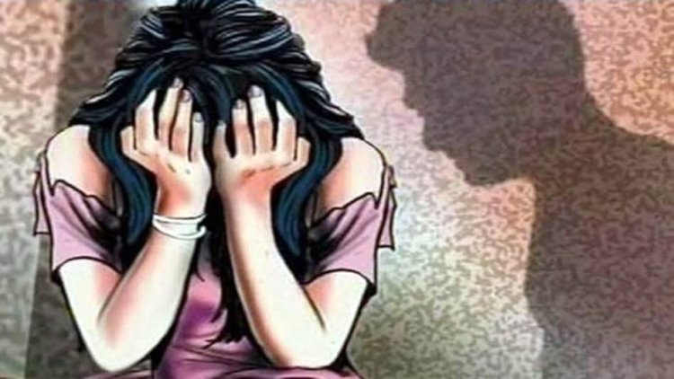 शराब पार्टी के बाद महिला से छेड़छाड़ का आरोप, सोसायटी के लोगों ने दो पुलिसकर्मियों को पीटा