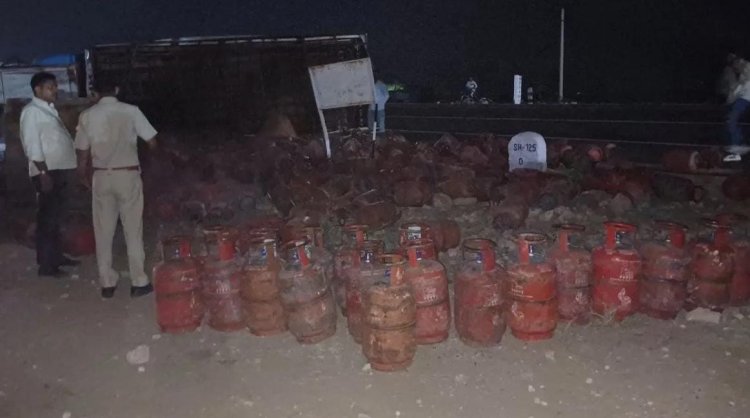 LPG सिलेंडरों से भरा ट्रक हाईवे पर पलटा, सड़क पर बिखरे सिलेंडर; टला बड़ा हादसा