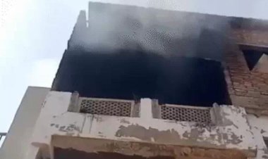 जयपुर में फकीरों की डूंगरी में रजाइयों के गोदाम में लगी भीषण आग, तीन मंजिला भवन से उठा धुआं