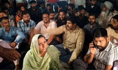अस्पताल के बाहर प्रसूता ने दिया बच्चे को जन्म, स्टाफ की कमी पर लोगों का धरना
