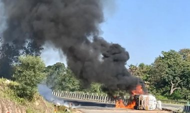 डूंगरपुर में केमिकल टैंकर पलटा, आग से ड्राइवर की मौत: हाईवे पर 100 मीटर तक फैला एसिड, मची अफरा-तफरी