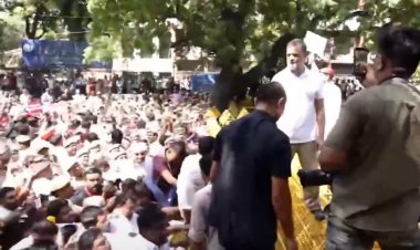 चुनाव आयोग तक नहीं पहुंचा INDIA गठबंधन का मार्च, बैरिकेडिंग पर चढ़े राहुल गांधी; लहराया तिरंगा