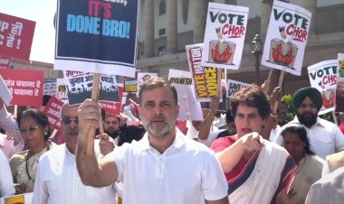 INDIA गठबंधन का मार्च, बैरिकेडिंग पर चढ़े राहुल गांधी; हिरासत के बाद रिहाई