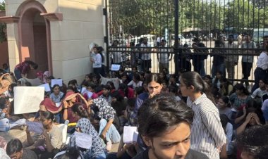 हॉस्टल में सोया था 19 साल का छात्र, सुबह नहीं उठा; मौत के बाद छात्रों ने गेट पर लगाया ताला