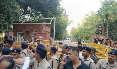 लंच के बाद राजघाट पहुंचे राहुल-प्रियंका, पुलिस ने लगाए बैरिकेड; अब आगे क्या?
