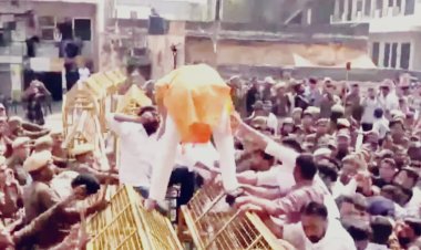 जयपुर में भाजपा का कांग्रेस के खिलाफ प्रदर्शन, पुलिस की बैरिकेडिंग पर चढ़े कार्यकर्ता; खड़गे की टिप्पणी पर बवाल