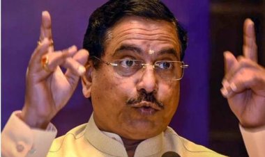 जयपुर में प्रह्लाद जोशी का राहुल गांधी पर तीखा हमला, बोले- लोकतंत्र बचाने के नाम पर अराजकता फैला रही कांग्रेस