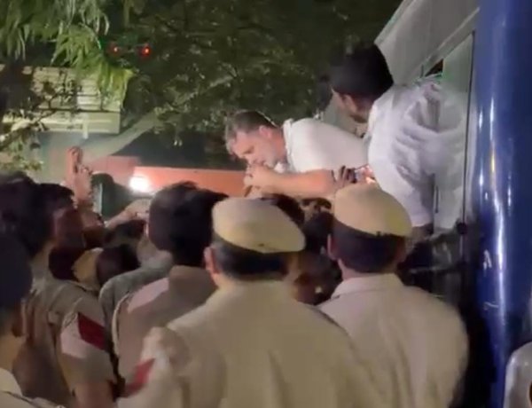 राहुल-प्रियंका हिरासत में, आकाशवाणी भवन में हाईवोल्टेज ड्रामा; CEC के इस्तीफे पर अड़ा विपक्ष