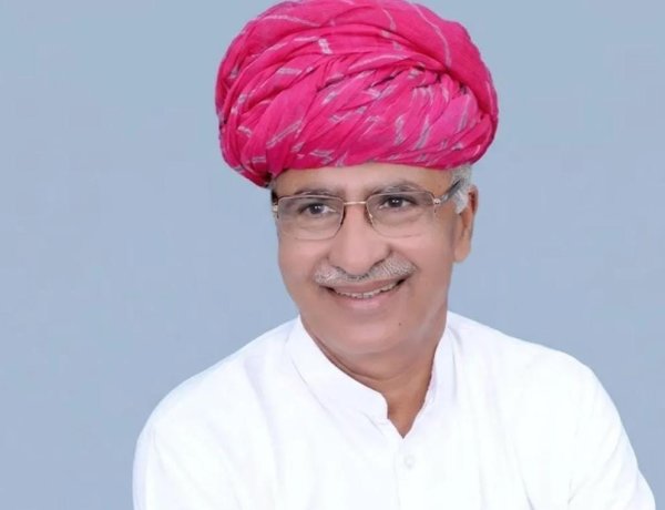 सिर पर गंडासे से वार, हाथ-पैर तोड़ने का आरोप; पत्नी ने 30 नामजद समेत 60 लोगों पर दर्ज कराई FIR