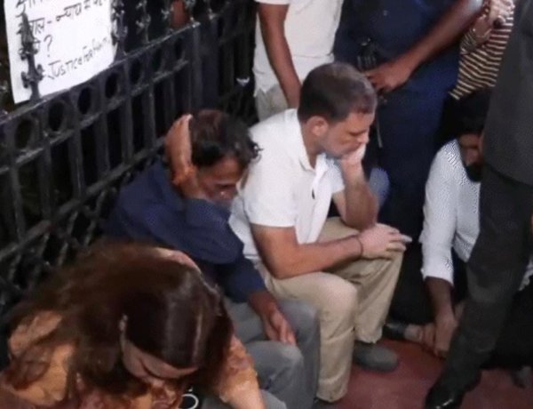 इंडिया गेट पर अंकिता के माता-पिता से मिले राहुल-प्रियंका, दुष्यंत गौतम की नियुक्ति का विरोध तेज