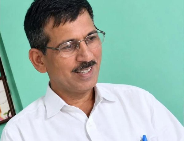नोट लेते वीडियो वायरल हुआ तो गई कुर्सी: पदमपुर तहसील का पेशकार कृष्ण कुमार निलंबित, श्रीगंगानगर में एक महीने में दूसरा पेशकार गिरी गाज