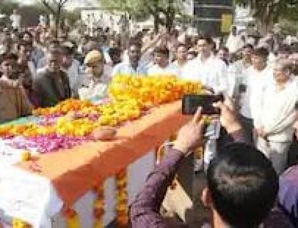 ड्यूटी से घर लौट रहे कांस्टेबल की मौत, 5 साल के बेटे ने दी मुखाग्नि; 7 महीने की गर्भवती पत्नी पर टूटा दुखों का पहाड़