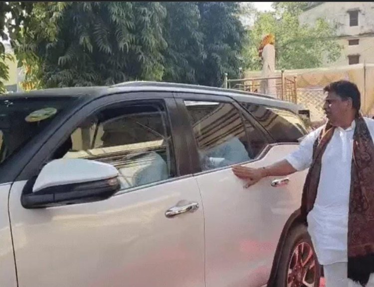 गांधी जयंती पर अलवर नगर निगम में ‘प्रोटोकॉल’ का पेंच! मंत्री संजय शर्मा लौटे तो मेयर के पति कार के पीछे दौड़े