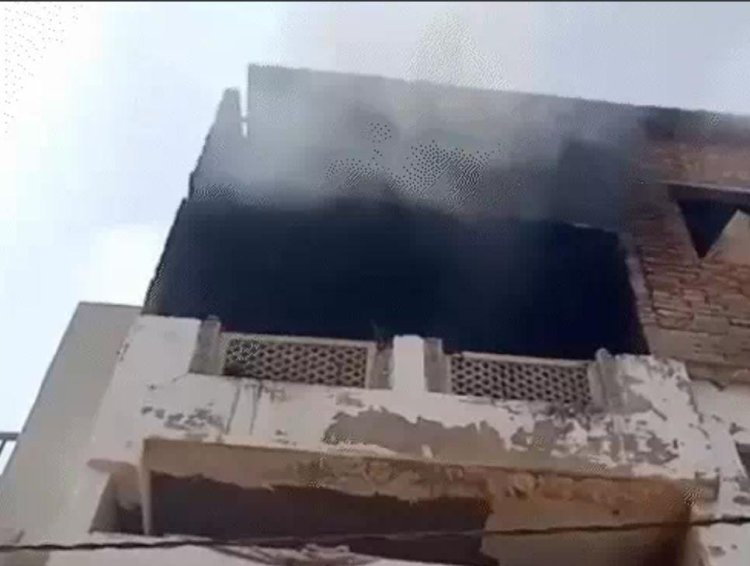 जयपुर में फकीरों की डूंगरी में रजाइयों के गोदाम में लगी भीषण आग, तीन मंजिला भवन से उठा धुआं