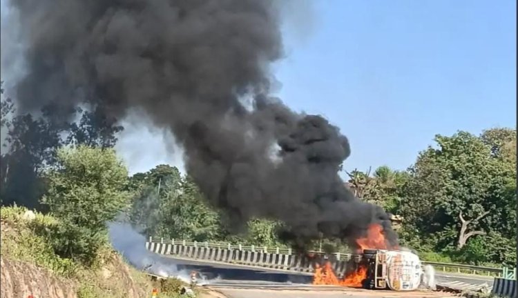 डूंगरपुर में केमिकल टैंकर पलटा, आग से ड्राइवर की मौत: हाईवे पर 100 मीटर तक फैला एसिड, मची अफरा-तफरी