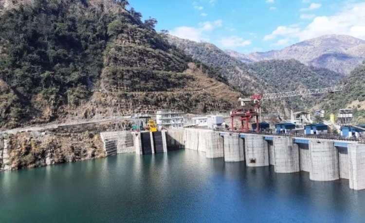 जहां कभी लबालब रहता था तालाब, वहां अब सूखी मिट्टी; 100 गांवों की पानी की आस टूटी, मवेशियों के लिए ₹1200 में टैंकर