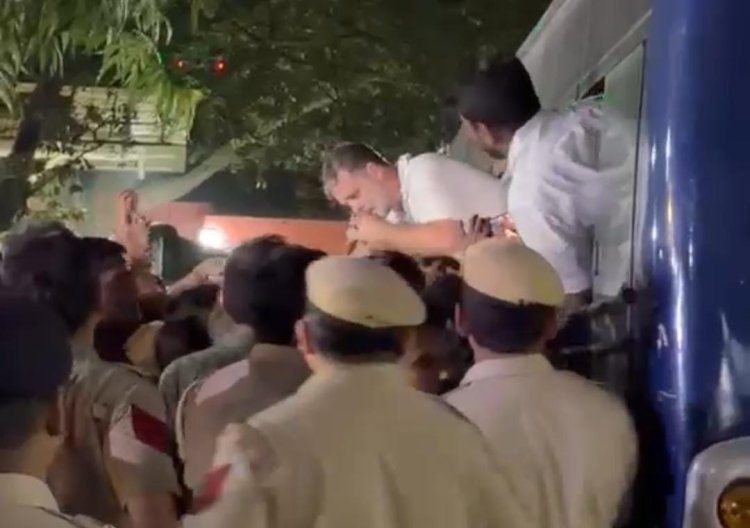 राहुल-प्रियंका हिरासत में, आकाशवाणी भवन में हाईवोल्टेज ड्रामा; CEC के इस्तीफे पर अड़ा विपक्ष