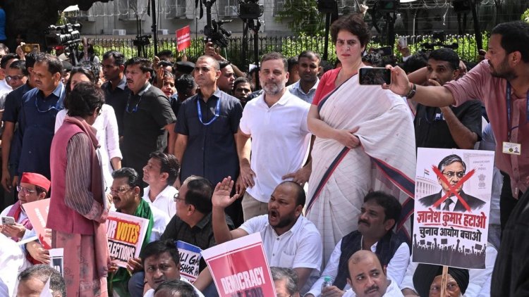 दिल्ली में तीसरे दिन भी विपक्ष का हल्लाबोल, खड़गे ने फिर सांसदों को लंच पर बुलाया; राहुल-प्रियंका के खिलाफ FIR से सियासत गरमाई