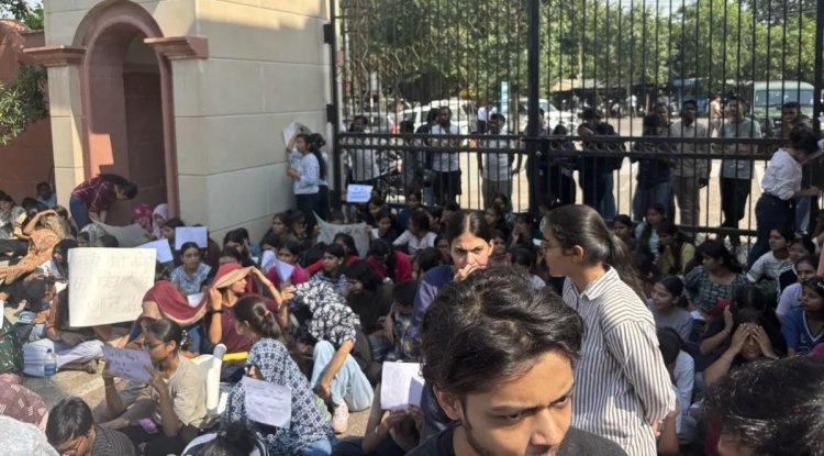 हॉस्टल में सोया था 19 साल का छात्र, सुबह नहीं उठा; मौत के बाद छात्रों ने गेट पर लगाया ताला