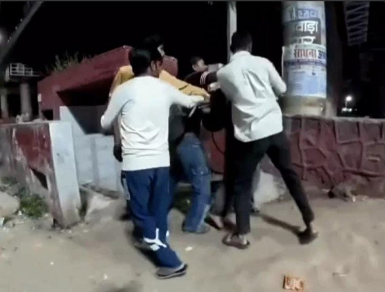युवक की लात-घूंसों से पिटाई, सामने से निकली चेतक; वीडियो ने खड़े किए पुलिस पर सवाल