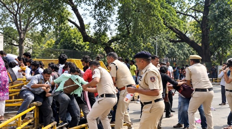 दिल्ली में प्रदर्शन के बीच कई नेता हिरासत में, केजरीवाल को लेकर भी दावा