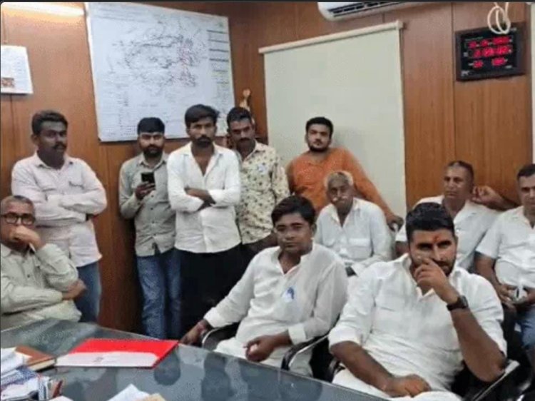 बिजली सप्लाई शुरू होने से झुलसा कर्मचारी, विधायक रविंद्र भाटी धरने पर; कार्रवाई और मुआवजे की मांग