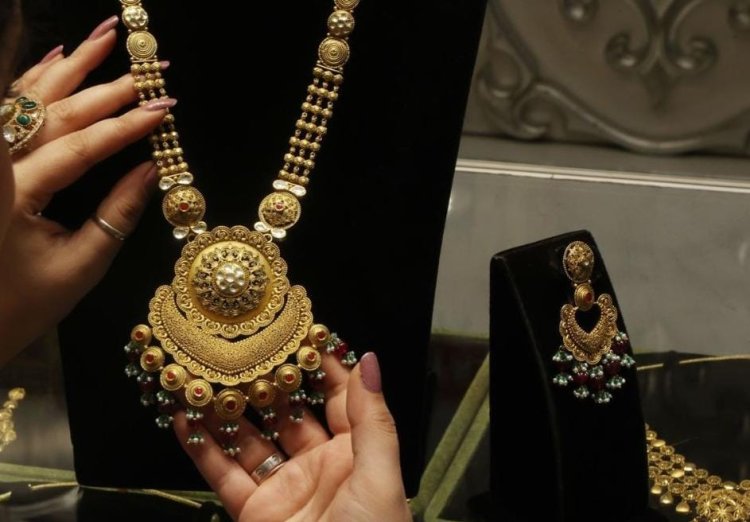 सोना-चांदी खरीदने से पहले जान लें आज के भाव, MCX पर दोनों धातुओं में गिरावट
