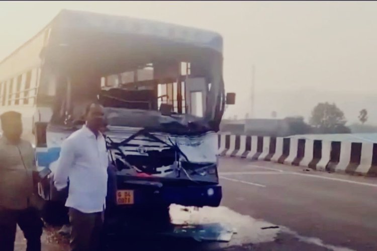 तेलंगाना में सड़क किनारे खड़े ट्रक से टकराई यात्री बस, 15 लोग घायल; खम्मम से हैदराबाद जा रही थी बस