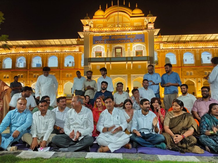 रितु बराला केस पर आधी रात तक गरमाई सियासत, अशोक गहलोत भी पहुंचे; कांग्रेस की FIR दर्ज करने की मांग