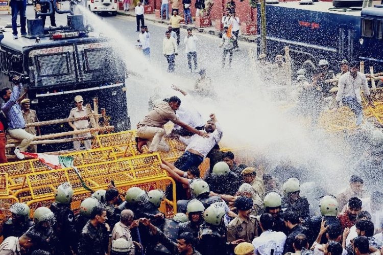 राहुल का फोन, डोटासरा का धरना, क्या आलाकमान के निर्देश पर घिरी जयपुर पुलिस?