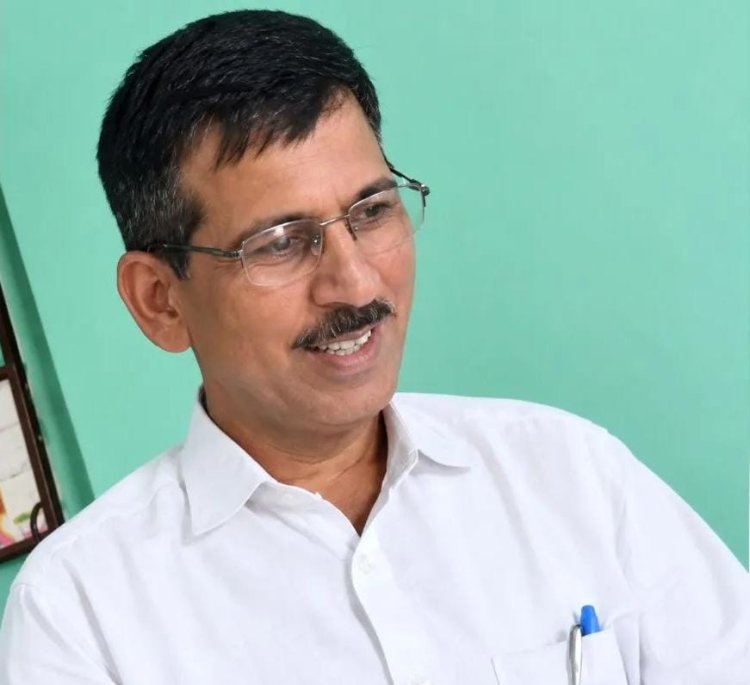 नोट लेते वीडियो वायरल हुआ तो गई कुर्सी: पदमपुर तहसील का पेशकार कृष्ण कुमार निलंबित, श्रीगंगानगर में एक महीने में दूसरा पेशकार गिरी गाज