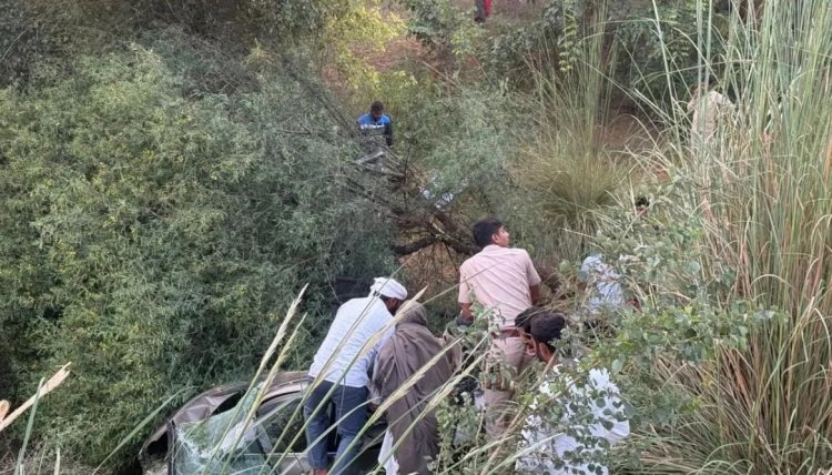 खाटूश्यामजी के दर्शन कर आगरा लौट रहे चार दोस्तों की राह में काल बना टायर, रायसर के पास खाई में गिरी कार, मौके पर चार की मौत