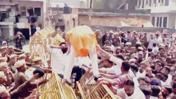 जयपुर में भाजपा का कांग्रेस के खिलाफ प्रदर्शन, पुलिस की बैरिकेडिंग पर चढ़े कार्यकर्ता; खड़गे की टिप्पणी पर बवाल